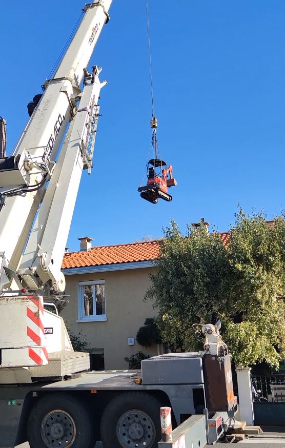 Chantier grutage mini pelle à Ramonville Saint Agne